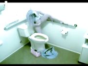 大一学生妹家中厕所里脱光自慰 刚喷出来就被父亲发现了