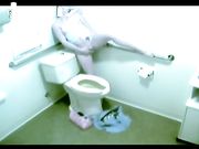 大一学生妹家中厕所里脱光自慰 刚喷出来就被父亲发现了