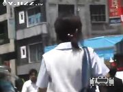 街头强袭 目标学生妹当街扒内裤