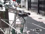 街头强袭 目标学生妹当街扒内裤