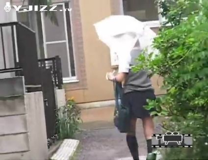 街头强袭 目标学生妹当街扒内裤