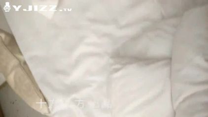 娇小水嫩的制服美女露露刚开苞没多久 酒店操完不刺激带到野外大战