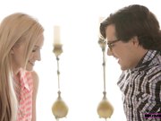 弟弟看色情影片打飞机被姐姐发现姐姐决定帮他却被母亲发现