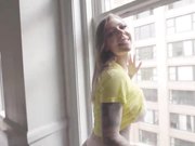 在窗前舔吸大肥屌的巨乳熟女