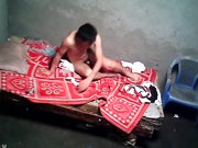 苗条站街妹碰到帅哥高兴兴奋陋房嫖鸡抽根烟开战干的满头大汗无套内射