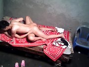 苗条站街妹碰到帅哥高兴兴奋陋房嫖鸡抽根烟开战干的满头大汗无套内射