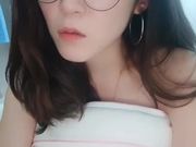 眼镜美女女仆装诱惑 跳脱衣舞床上自摸逼逼到抽插自慰