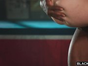 漂亮红衣美女记者采访拳手欲望上来挡不住被按在地上猛操