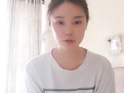 妹子居家自摸诱惑 穿着T恤床上漏奶漏逼还挺粉嫩