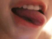 从卧室到浴室到阳台，抽插骚逼流白浆自己舔