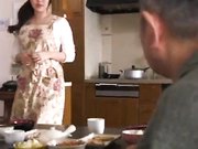 丈夫不在家时，日本妻子与公公偷情