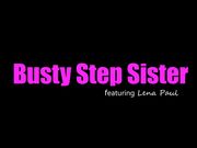 口渴的莉娜·保罗有了弟弟