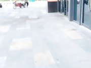 妹子户外自慰秀 买了根火腿肠蹲路边抽插