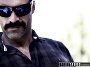 陪着继父去度假