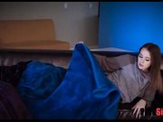 天气太冷姐弟俩一起在沙发上睡觉