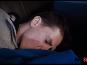 天气太冷姐弟俩一起在沙发上睡觉