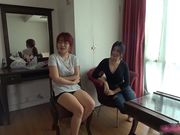 大雄哥边境县城红灯区四百块双飞两个颜值还可以的越南美眉叠着轮流草