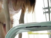 掀起连衣裙一路干到客厅在干到床上再到厕所里，被干的委婉呻吟