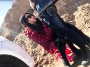 美女野外没穿胸罩被路认按在车上强干