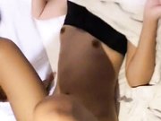 瘋狂男主播帶著性感漂亮女友和朋友一起玩3P遊戲