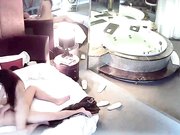 网络摄像头偷窥系列：健壮男和美女洗完鸳鸯浴