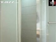 超极品的美女模特被摄影师花钱在宾馆边拍摄高清裸照 边被爆操