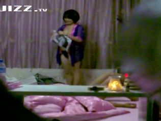 某私人会所炮房洞中偷窥很会玩的嫖客换着制服玩