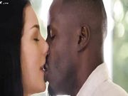 邻家少妇背着老公和黑大屌偷情