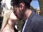 和邻家美妇在公园幽会 性欲起来直接干了一炮