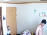 摄像头监控偷拍小夫妻晚上洗完澡后激情打炮