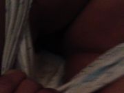 在亲戚家寄宿 半夜摸到表妹的房间捏捏她的小乳头