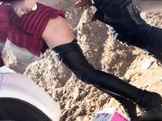 和皮裤女友把车开到郊外露天打炮