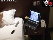 眼镜哥喊上兄弟操自己饥渴老婆1