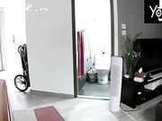 黑客破解家庭摄像头一家三口重点监控年轻貌身材很正点的女主人