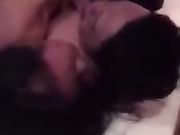 场面震撼闺蜜和老公宾馆滚床单被堵 男的拼死护情人有点让人感动