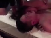 场面震撼闺蜜和老公宾馆滚床单被堵 男的拼死护情人有点让人感动