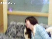 空姐美女沙发上黑丝搔首弄姿 朋友受不了当场扑上去按倒