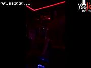 夜总会叫来一个漂亮妹子全裸表演 艳舞啤酒湿身小穴抽烟 花样繁多真刺激