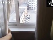 和刚下班的银行小白领在洗手间一边打电话一边操逼