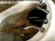 酒店浴缸大战97年大二小骚货 整个水缸里弥漫着爱液的味道