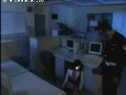 女财务独自加班时被巡逻保安看到 办公室强上了