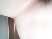 兄妹乱伦 哥哥家中调教瘦弱的妹妹 没想到一对奶子发育的挺好