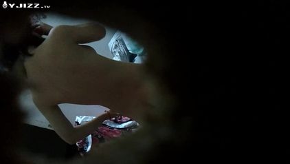 隔壁合租小情侣家中打炮动静大 全程都被我拍下来 女的奶子好小