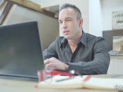 项目经理正在工作被高挑性感混血美女秘书打扰道歉不行被扒光激情肉战