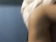 家境不错的大鸡巴哥餐厅搭讪个正在玩手机的妹子回家啪啪