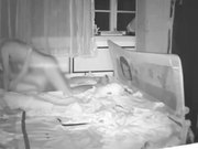 年轻夫妻把孩子哄睡后来一炮