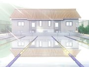 阳光正好的校园操场一角