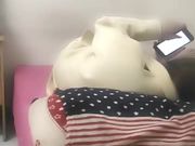 渣男暗拍小姐上门服务，躺床上等娘们伺候，小婊子有点韵味服务不错