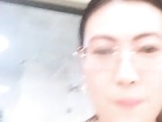 北京眼镜御姐范少妇和两个粉丝玩3P乱伦给光头爸爸和帅儿子吃鸡巴内射口爆吞精