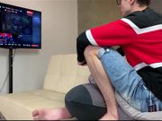 美少女伊娃趴在沙发上玩PS4被四眼男挑逗扒掉内裤就插